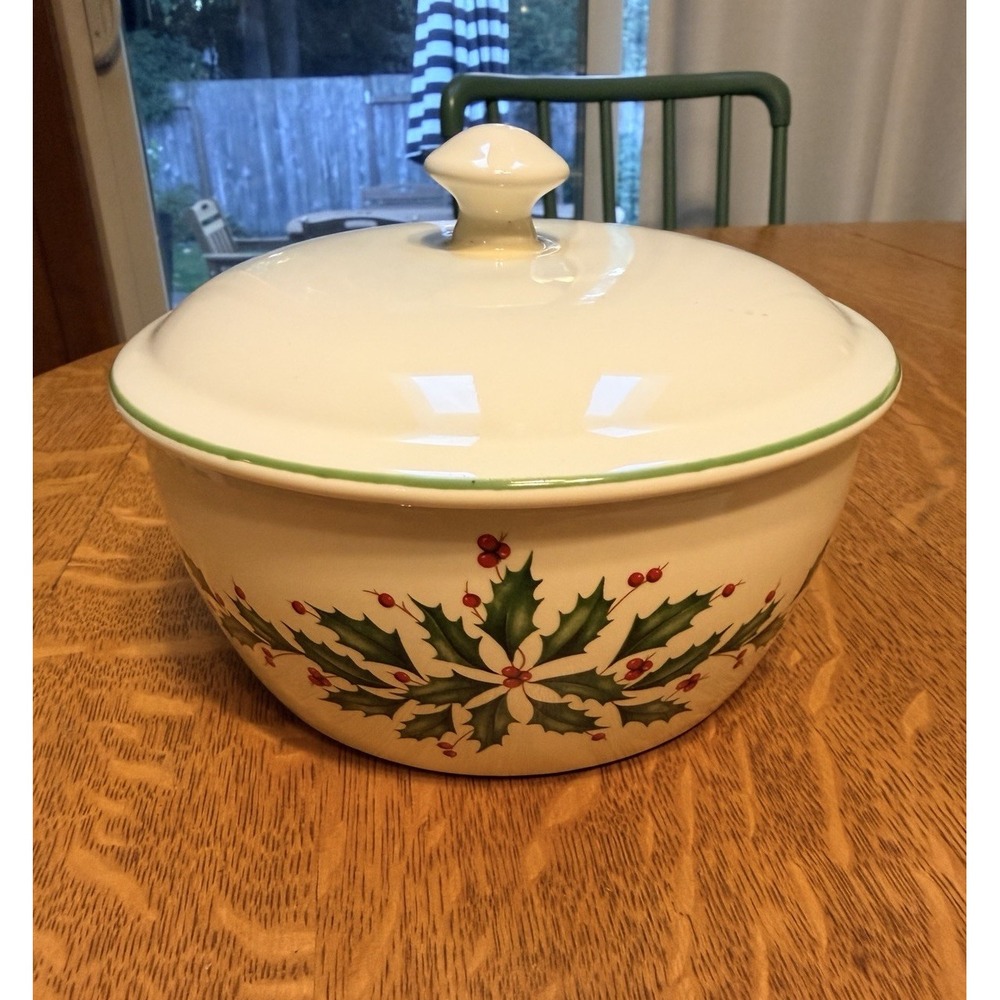 LENOX Holiday 32oz Covered Casserole Dish Christmas Holly Berries Excellent